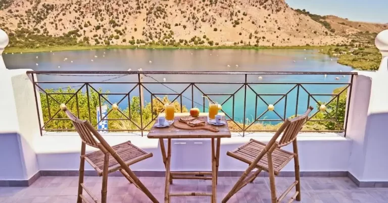 Panoramic Lake Kournas Nature Stay